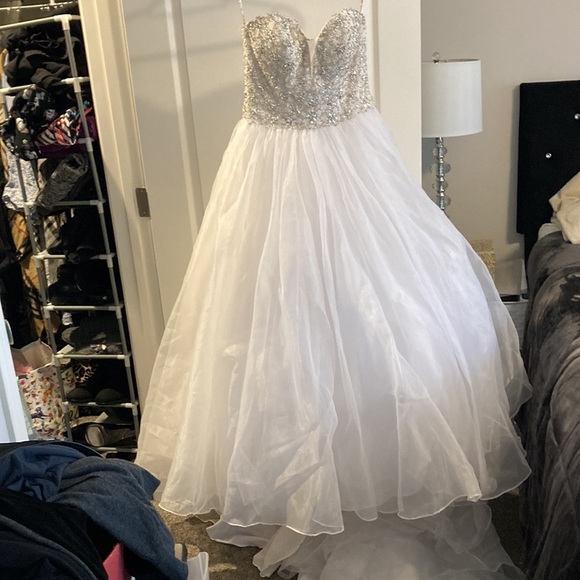 Sitters Midgley Haute Couture White Diamonds & a few pearls Wedding Dress size 6 - Picture 2 of 16